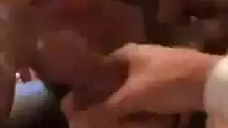 جميلة سمراء تفتح ساقيها للجنس