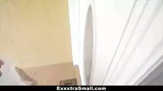 ينيك بنت بيضاء وجميلة ويقدف في طيزها