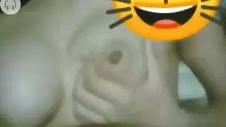 الف محمد العوض تكلم مكالمه فيديو في الحمام