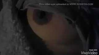 هي نائمة لكن كسها يتم تحفيزه وتناوله
