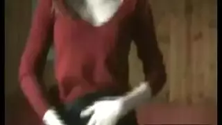 سمراء متهيجة تظهر سراويلها الداخلية المبللة في إثارة إباحية