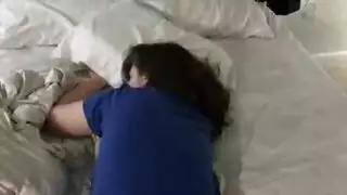 يخاف من المطر ينوم مع امو وينكه
