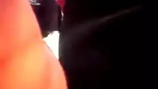 مراهق يتحرش يلزق في طيز ولية ويحك زهره من فوق الهدوم