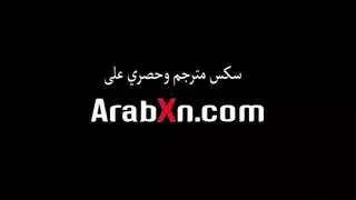 اخ تدخل على اخوها في الحمام