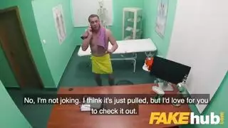 ام اخذ ابنتها إلي الطبيب لفتحها