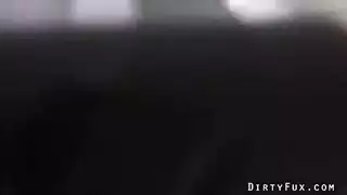 جماع على بطانية الشاطئ: السائح المسمر يحصل على جنس جماعي قاسي