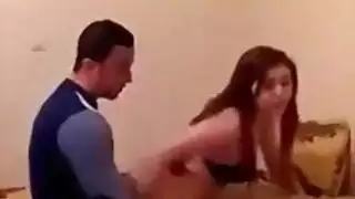 فتاة تمص زبين بعد ان تبولا على وجهها