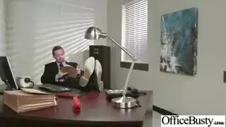 تبتسم عندما يتم تدويخ كسها بعمق