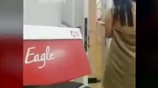 حركة مص قضيب: مراهقة آسيوية تبلع عميقًا في سيارة