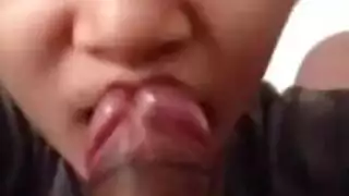 ملكة الجنس الفموي الآسيوية تأخذ حمولة ضخمة في فمها