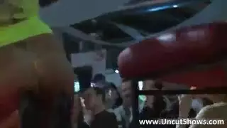 ساخنة وأحتاج قضيباً الآن