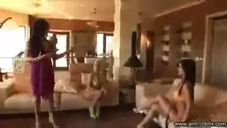 ثنائي سحاقي xxx: ثلاثية لعق فتحات الشرج