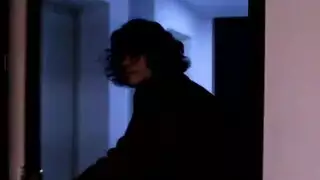 رجل بقضيب كبير يضربها بقوة في أوضاع متعددة على الملاءة