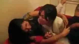 ثنائي متزوج مثار جنسياً يمارسان الجنس مثل الحيوانات
