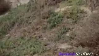 السكرتيرة العاهرة تُمارس الجنس بقوة بعد أن أظهرت صدرها لرئيسها