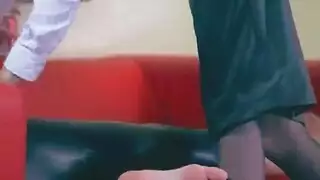 تقيم علاقة مع والدهاء وينيكها