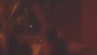 عرض فتاة متحولة لرقصتها الإباحية بجسدها المثالي