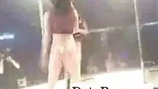 زوجة وقحة تستسلم للجماع الشرجي بعد مداعبة أثدائها الكبيرة