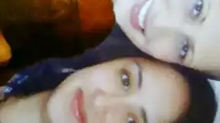العاهرة الشبقية تتوق لعملية جماعية عنيفة وجنس شرجي خشن