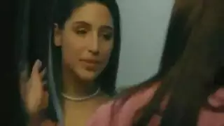 امرأة ناضجة وفتاة مراهقة وابن الزوج جنس ثلاثي في غرفة المعيشة
