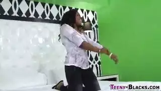 جنس فموي مخنوق لليلي ينتهي بقذف الأنثى