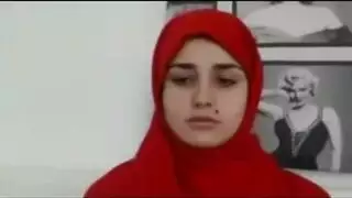 الام تخلع ملابس بنته