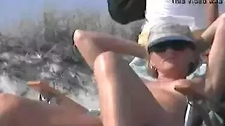 بنت جميلة تلعب بكسها مع الدكتورة في العيادة