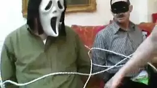 الام عارية في المنزل امام ابنها