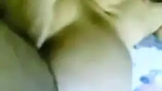 تفرك كسها على السرير وتصرخ