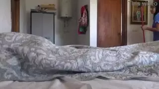 خادمة سوداء محجبة