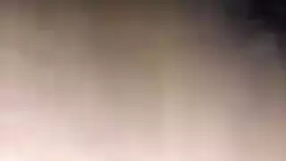شخص يمسك