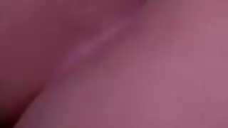 سمراء ذات مؤخرة كبيرة يتم التناوب عليها من قبل صديقها وصديقه