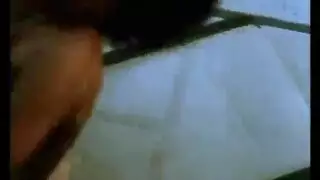 تلعب مع الطفل يطفي نارها