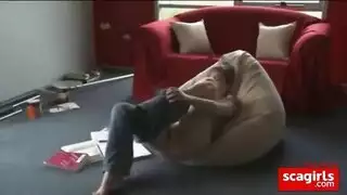 العاهرة بالجوارب تُنكح من قبل صديق الزوج في مشهد صريح