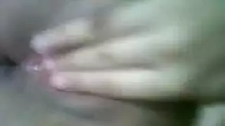 سمراء ذات صدر كبير في موقف إباحي مضحك، تأخذ قضيبًا وتضحك