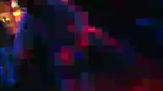 التجسس على زوجة الأب الشقراء في عرض تعري وجنس صريح