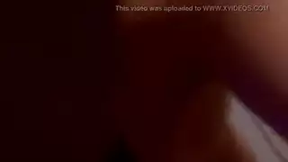 شقراء وامرأة سمراء اللعب على الجهاز