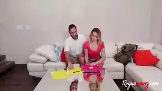 أمي شقراء، مع الثدي الكبيرة تستخدم حزام من أجل الحفاظ على نفسها راضية
