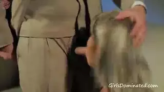 شقراء مراهقة مشاغبة تأخذ قضيبًا من غريب جديد