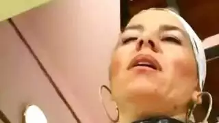 جلسة حلق عميق لعاهرة ناضجة مع قضيب صديقتها الكبير