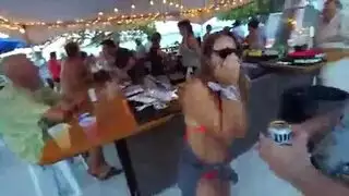 مراهقة صغيرة يعتبرونها مجموعة رجال بيت