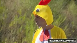 تنتاك مع اخو زوجها التؤام بغياب زوجها