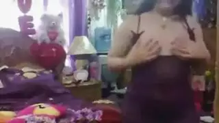 فتاه تنيج ثديقتها بكسها وتفرك كسها بكسها