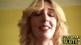 الشقراء ذات الصدر الكبير قرنية تكشف كل شيء في تصوير إباحي صريح