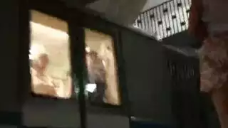 مشاهدة انحنائها تحولني إلى حيوان جنسي