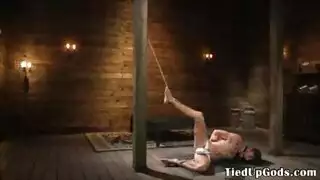 مسمار أسود يدكّ كسه الضيق بقوة