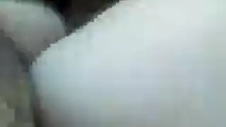 جميلة بنية بمؤخرة كبيرة في فيلم إباحي عنيف ينتهي بقذف داخلي