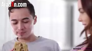 الابن الخجول يمارس الجنس مع والدته اليائسة في فيلم إباحي صريح