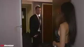 مراهقة جميلة تمت ممارسة الجنس معها بعمق من قبل كس ضيق ورطب