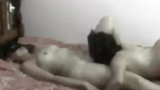 سحاقيات عربيات في جلسة مقص حميمية وتدفق السوائل